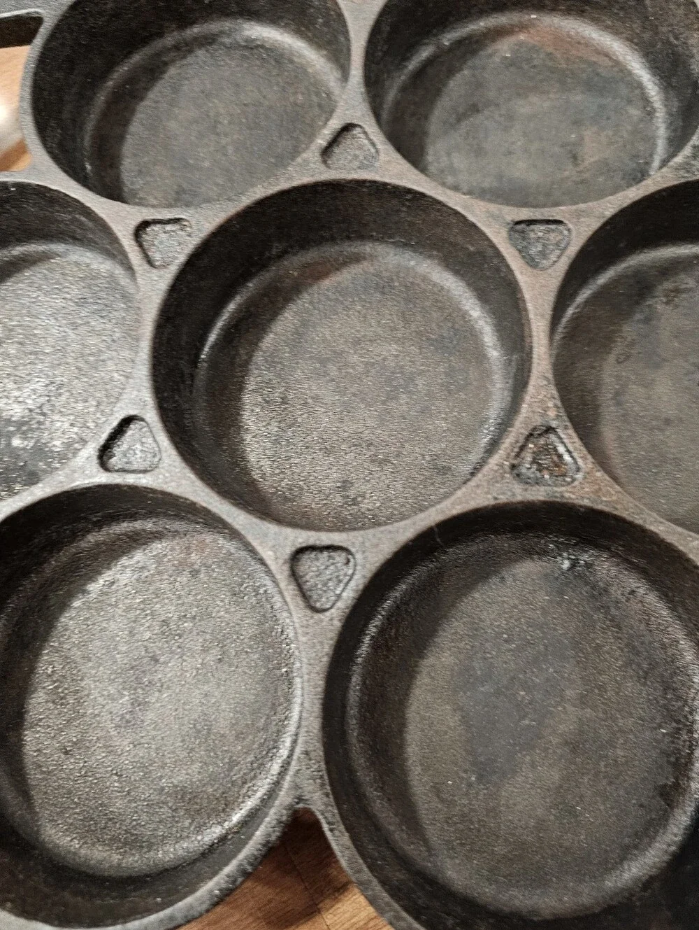 Cracker Barrel Cast Iron Biscuit Pan 7 Slot Cornbread Baking Mold 13